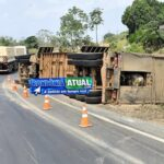 CAMINHÃO CARREGADO DE GADO TOMBA NO ANEL VIÁRIO DE JI-PARANÁ