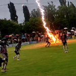 ⚡ Trag&eacute;dia em campo: raio atinge partida de futebol, mata jogador e deixa 12 feridos