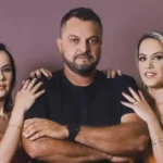 Gêmeas vivem trisal com o mesmo homem há 6 anos e cada uma tem um filho com ele