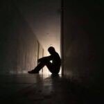 DEDO NA FERIDA: 7 sinais de depressão que muita gente sente, mas insiste em ignorar