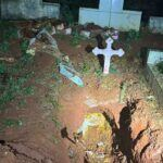 Homem sonha com a mãe morta, desenterra ossada e acaba preso