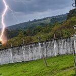RAIO ATINGE CAMINHÃO NA BR-364 E ABRE CRATERA NO ASFALTO EM RONDÔNIA