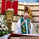 Veja o vídeo: Padre morre após cruz cair sobre sua cabeça durante missa; momento foi filmado